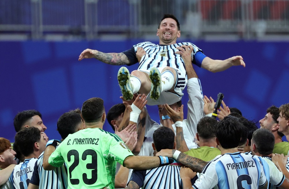 Šta bi tek bilo da ume da šutira penale i da mu FIFA ne namešta? "Lako je tako biti GOAT!"